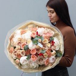 bol'shoj sbornyj buket s belymi pionami i pionovidnymi rozami 3